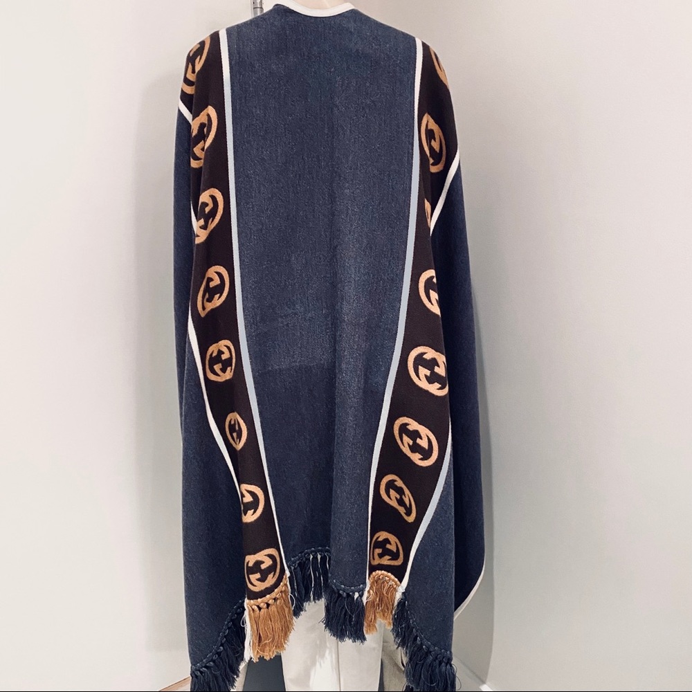 GUCCI REVERSIBLE UNISEXI INTERLOCKING GG CAPE. - Picture 5 of 13